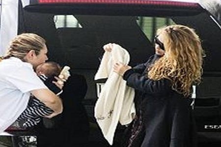 Paulina Rubio y su bebé en México