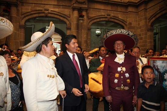Eduardo Rivera recibe mariachis en el Palacio Municipal