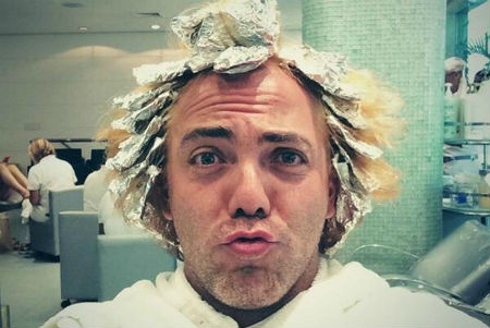 Cristian Castro sube foto a Twitter pintándose el cabello