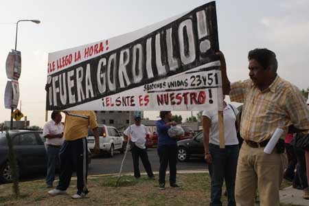 Maestros disidentes de Puebla protestaron contra Elba Esther