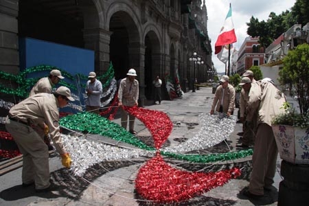 Inicia colocación de adornos patrios en el Centro Histórico
