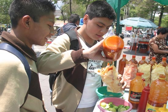 Gobierno legaliza chatarra en escuelas