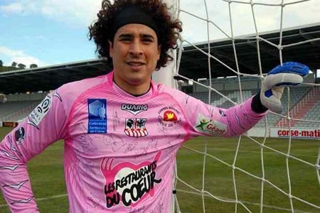 Memo Ochoa debuta como papá