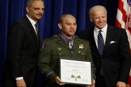 Vicepresidente de EU entrega Medalla al Valor a patrullero mexicano