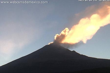 Captan al Popocatépetl echando “lumbre”