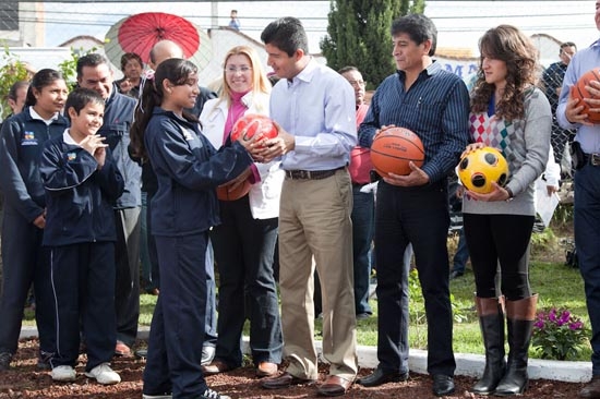 Eduardo Rivera entregó obras de pavimentación y gimnasio multifuncional en Xonacatepec