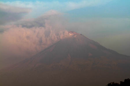 Volcán Popocatépetl emite fumarola de 3 kilómetros
