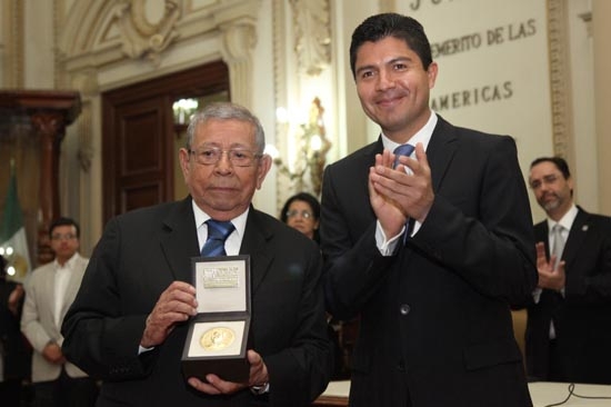 Ayuntamiento de Puebla entregó presea 5 de Mayo a Enrique Montero Ponce