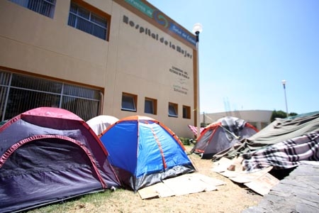 Hospital de la Mujer: familias de internas acampan por falta de albergue