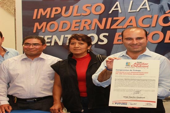 Aguilar Chedraui impulsará modernización de centros escolares del distrito 15