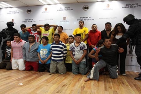 Detienen a 17 implicados en violaciones a jovencitas en retiro religioso