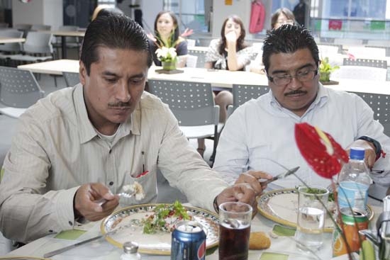 VW: sirvieron 11 mil chiles en nogada y buscan imponer Récord Guiness
