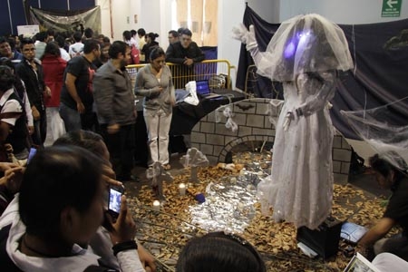 Electrónica BUAP realizó muestra de robots Cocotrón alusivo a Día de Muertos