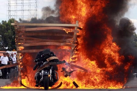 Tránsito Municipal de Puebla realizó demostración de acrobacias en motocicleta