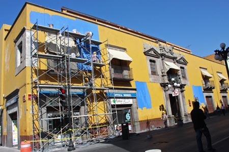 Casa del Dean, ahora pintada de azul