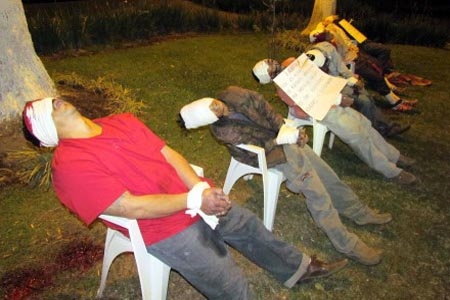 Ejecutan a siete hombres y los dejan sentados en sillas en Michoacán