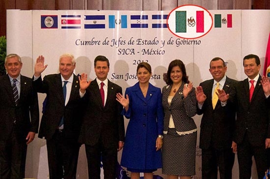 Ponen escudo oficial apócrifo a bandera de México, en Costa Rica