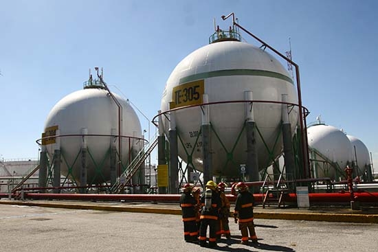 Pemex reubicará a 4 mil empleados por cierre de plantas