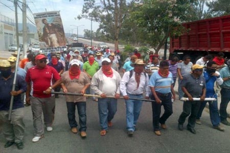 Maestros toman y liberan, sin enfrentamientos, la Autopista del Sol