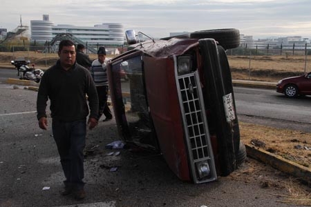 Volcadura en la Vía Atlixcáyotl, camioneta era conducida a exceso de velocidad