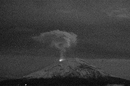 Popocatépetl lanza fragmentos incandescentes durante la madrugada
