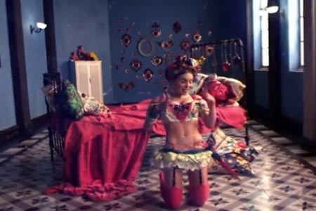 Belinda se convierte en Frida Kahlo para nuevo video