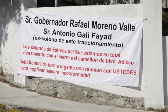 Vecinos de Estrellas del Sur protestan cierre de camellón por paso del metrobús