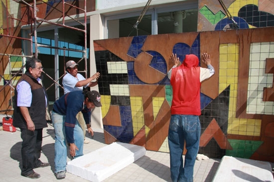 Alcalá supervisa instalación de mural que adornará el mercado Gastronómico