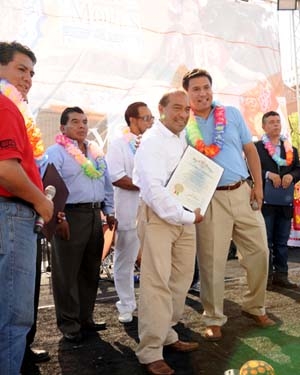 Flores Fragoso es premiado en Los Angeles
