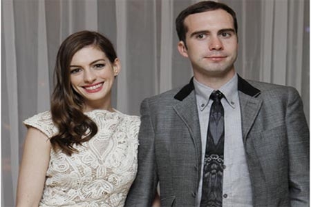 Anne Hathaway anuncia boda
