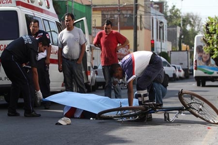 Otra más de microbuseros, ciclista pereció arrollado en la colonia Santiago