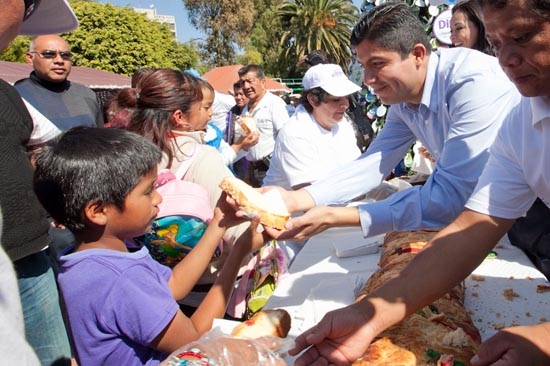 Cientos de poblanos degustaron la Rosca de Reyes en la Ciudad Mágica
