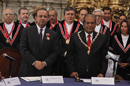 Condecoran en Puebla a Raúl Plascencia y Alfonso Navarrete Prida