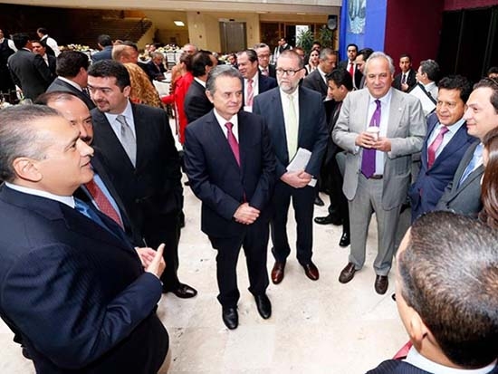 Hay que combatir la corrupción en Pemex, coinciden Coldwell y PRD