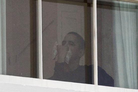 Obama recibe codazo en “cascarita” de baloncesto