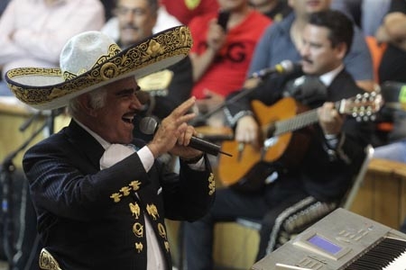 Vicente Fernández puso a cantar a los poblanos