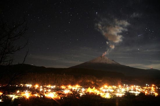 El Popo despierta: expulsa material incandescente