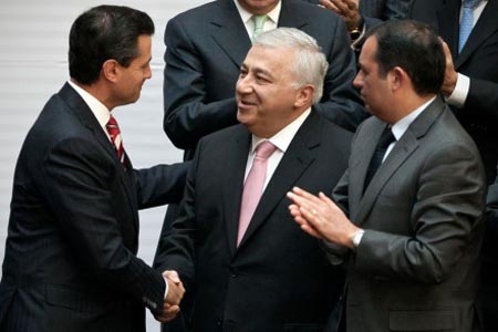 EPN promulga reforma educativa; Elba Esther Gordillo, ausente