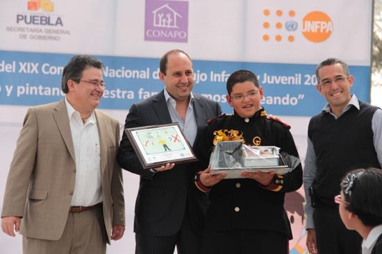 Manzanilla premia a poblano ganador del XIX Concurso Nacional de Dibujo Infantil y Juvenil 2012‏