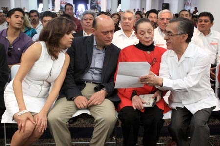 PRI dividido unge a sus candidatos a diputados y senadores por Puebla