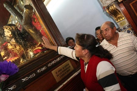 Fieles católicos acudieron a venerar al Señor de las Maravillas