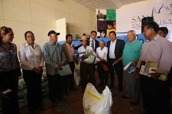Ayuntamiento de San Andrés Cholula entregó fertilizante a campesinos