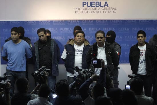 Policía Ministerial capturó a cinco lenones en bares de Puebla, 8 mujeres fueron rescatadas