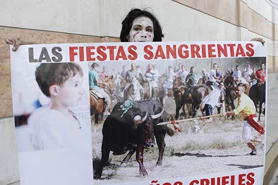 Protestan contra corridas de toros en Consulado de España en Puebla