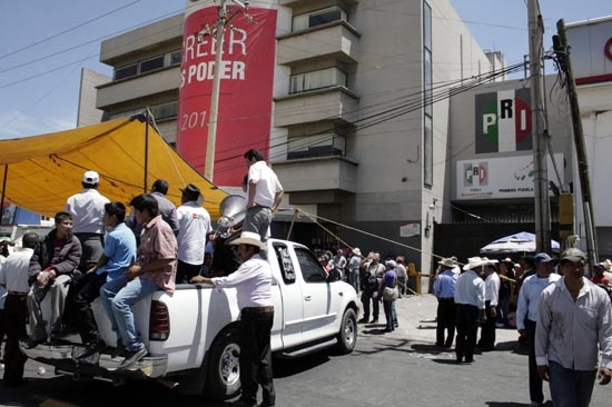 Militantes abandonan las filas del PRI por imposición de candidatos en Puebla