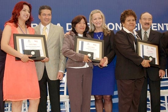 SEP hizo entrega del reconocimiento Docente Distinguido 2012