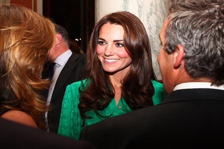 Kate Middleton, muy atenta con la Reina Isabel