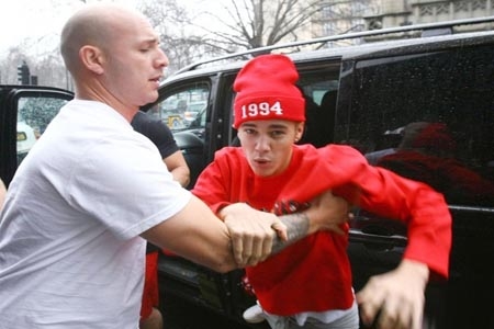 Justin Bieber agredió a paparazzis en Londres