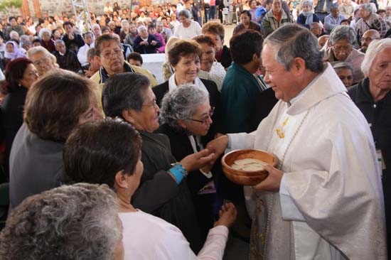 Arzobispo ofició misa en Casa del Abue