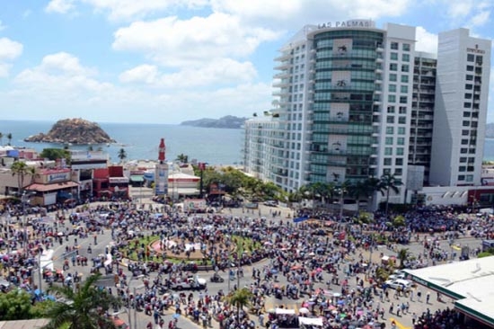 Alumnos toman clases en zócalo de Acapulco por inseguridad